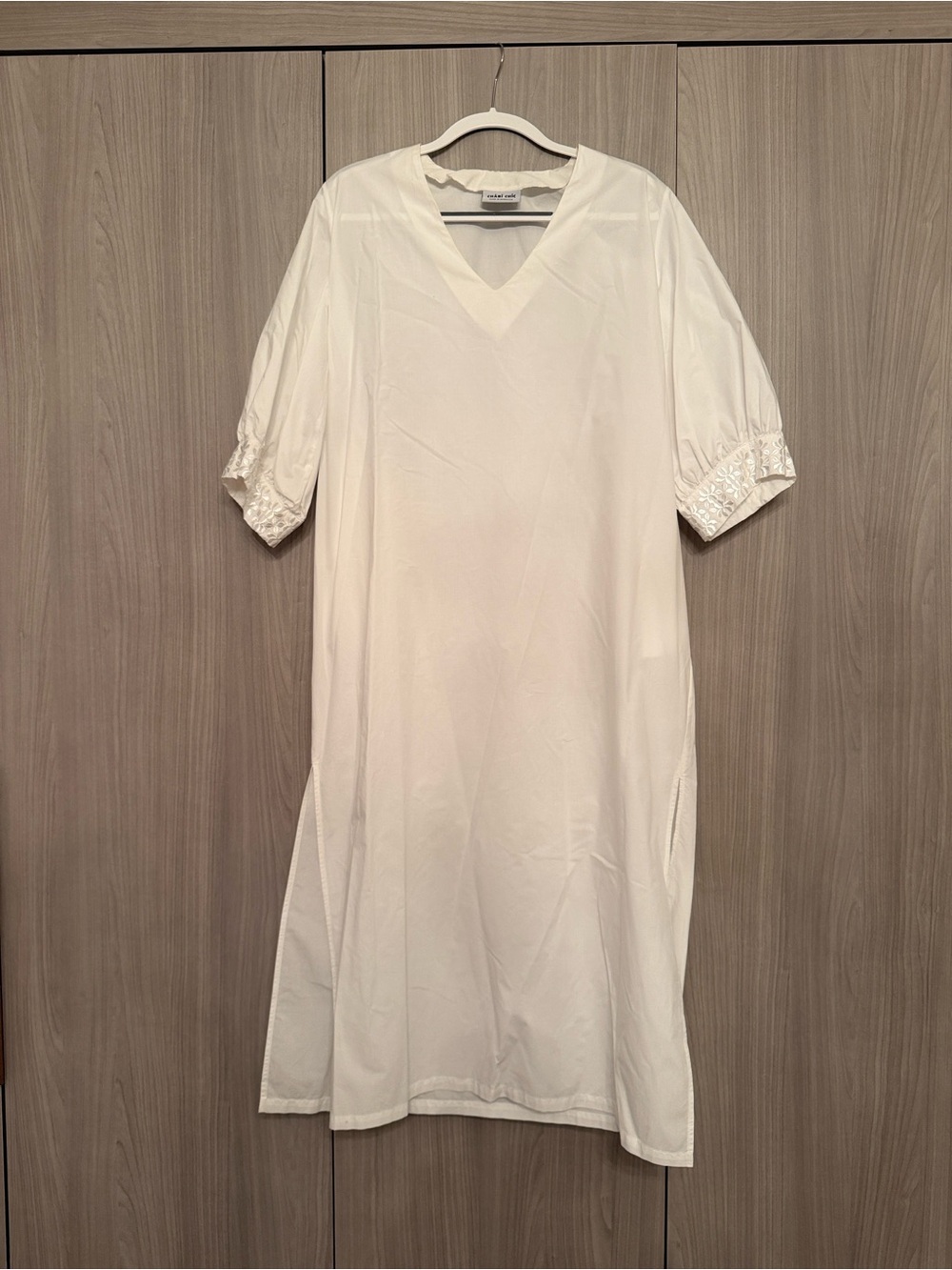 Elegant White V-Neck Midi Dress with Lace Sleeve Detail
